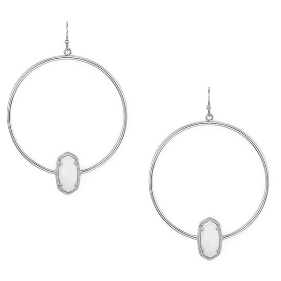 KENDRA SCOTT • White Pearl Elora Hoop Earrings - Picture 3 of 8